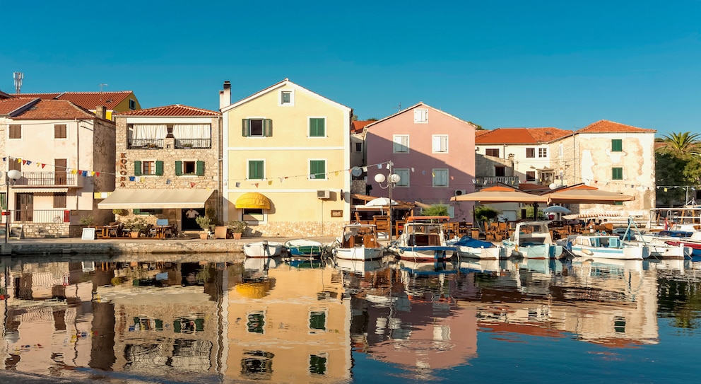 Der Hafen von Sali auf Dugi Otok in Kroatien ist der perfekte Ort für einen Urlaub im August