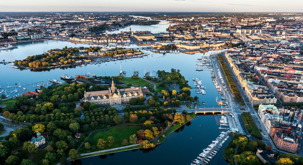 Stockholm eignet sich wegen des vielen Wassers besonders gut als Reiseziel für einen Urlaub im August