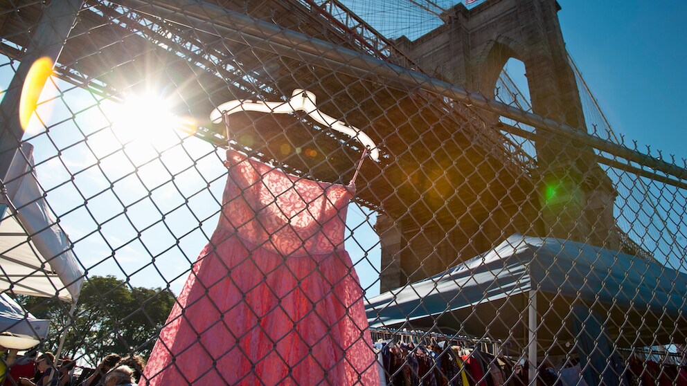 Vintage-Shopping in New York: der Flohmarkt an der Brooklyn Bridge ist beliebt
