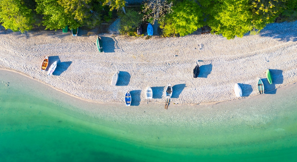 Der Strand der Halbinsel Zwegern im Walchensee bei Kochel am See