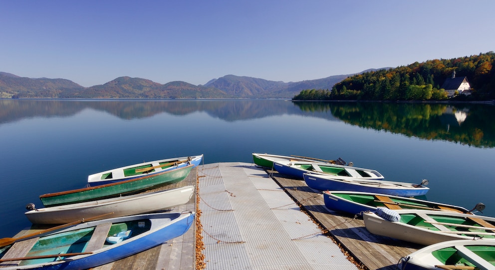 Ruderboote am Walchensee in Bayern