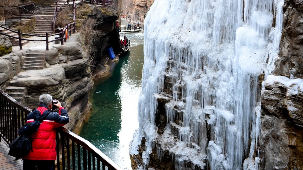 Tourist fotografiert Yuntai-Wasserfall in China