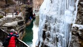 Tourist fotografiert Yuntai-Wasserfall in China