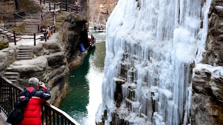 Tourist fotografiert Yuntai-Wasserfall in China