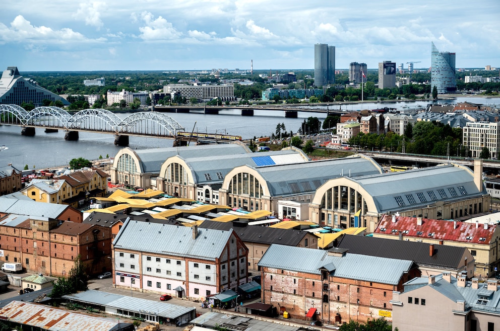 Der Zentralmarkt in den Zeppelinhallen in Riga