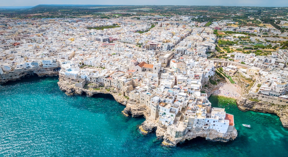 Der Lama Monachile in Polignano a Mare zählt zu den schönsten Stränden im süditalienischen Apulien