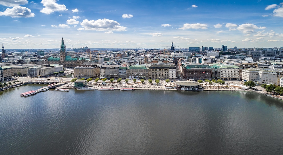 Die Binnenalster ist einer von zwei künstlichen Seen in Hamburg und eines der beliebtesten Ausflugsziele in Hamburg für Familien