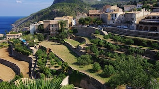 Häuser an einer Klippe direkt am Meer in Banyalbufar auf Mallorca