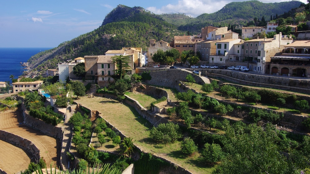 Häuser an einer Klippe direkt am Meer in Banyalbufar auf Mallorca