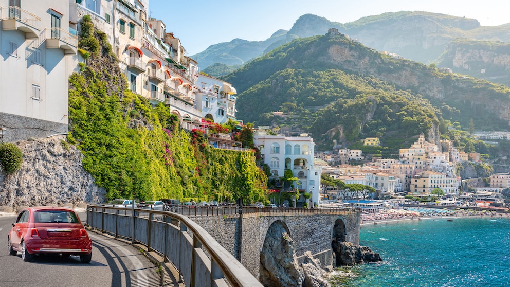 Erkennen Sie das Land, zu dem diese schöne Küstenstadt gehört? Es ist das beliebteste Reiseland der Welt in den Augen der Leser des Reisemagazins „Condé Nast Traveller“