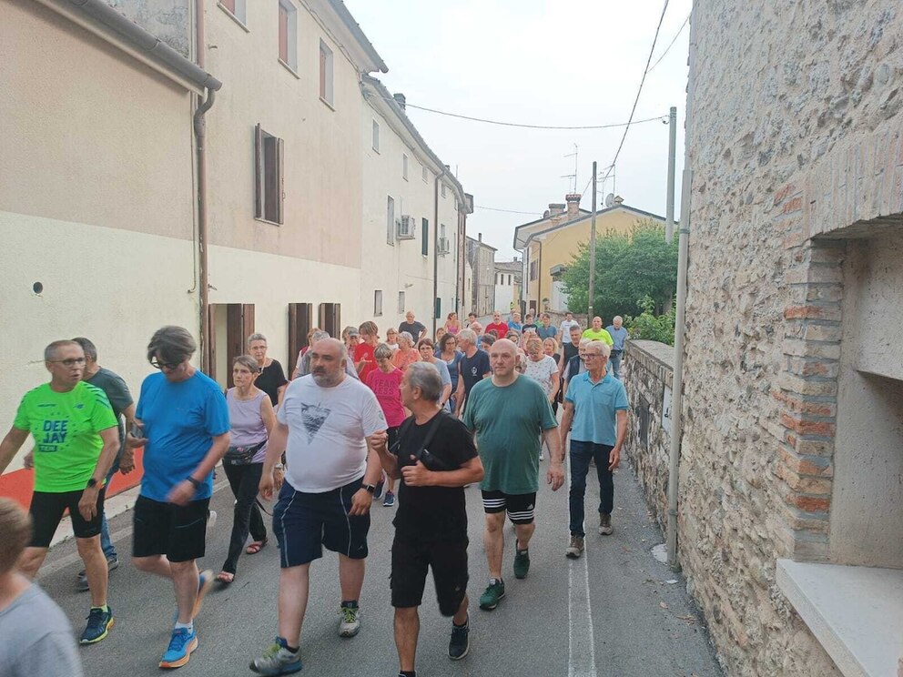 Bürger und Bürgermeister von Valdobbiadene beim Spaziergang zum Abnehmen