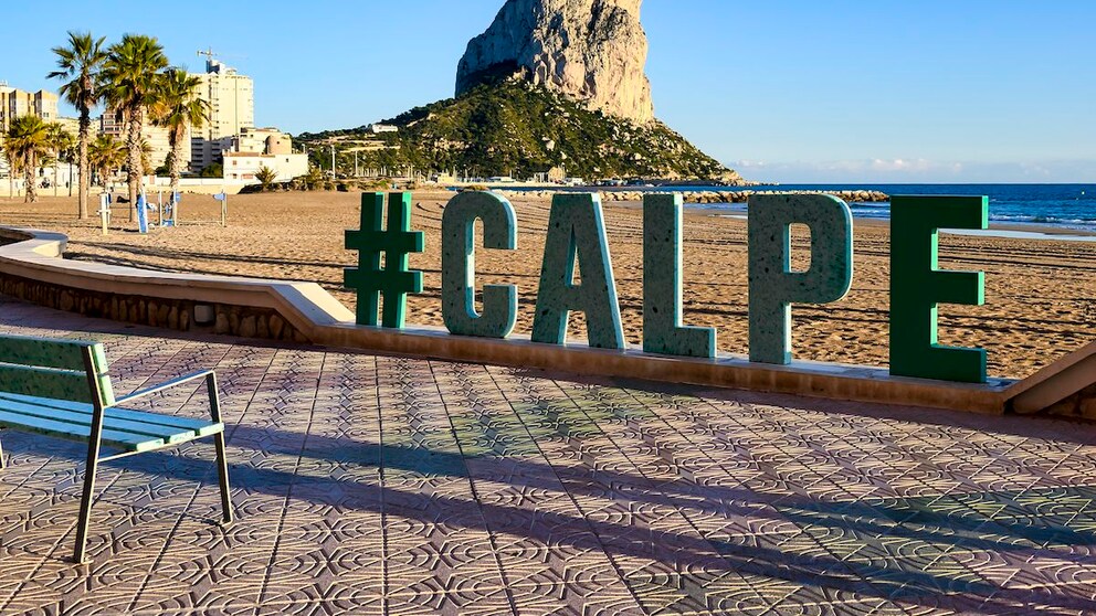 Der Ferienort Calpe an der spanischen Costa Brava greift durch: Die Stadtverwaltung verhängt teils drastische Bußgelder fürs Reservieren von Liegestühlen am Strand