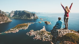 Zwei Personen stehen am Hang und schauen auf das Wasser