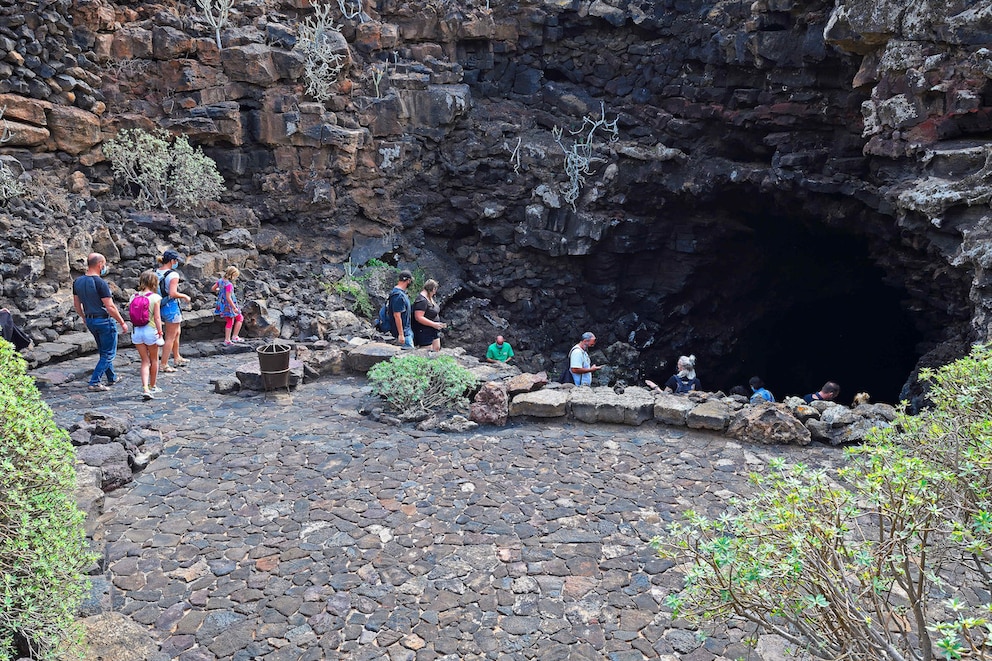 Eine Besuchergruppe steigt in die Cueva de los Verdes hinab