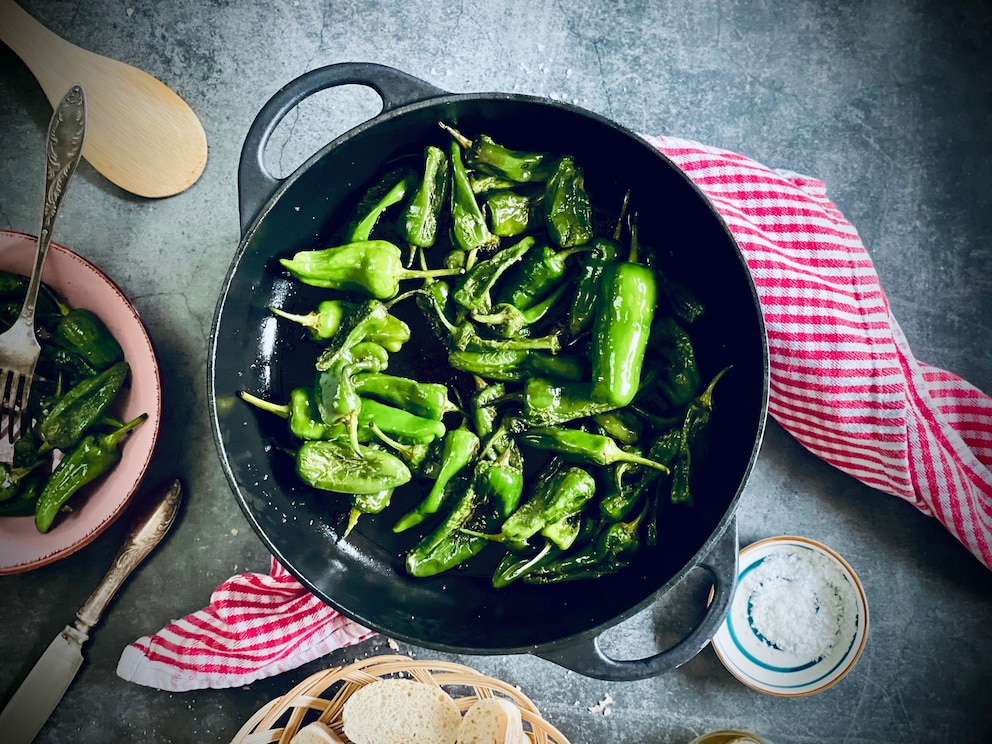 Pimientos de Padrón mit Olivenöl und Meersalz