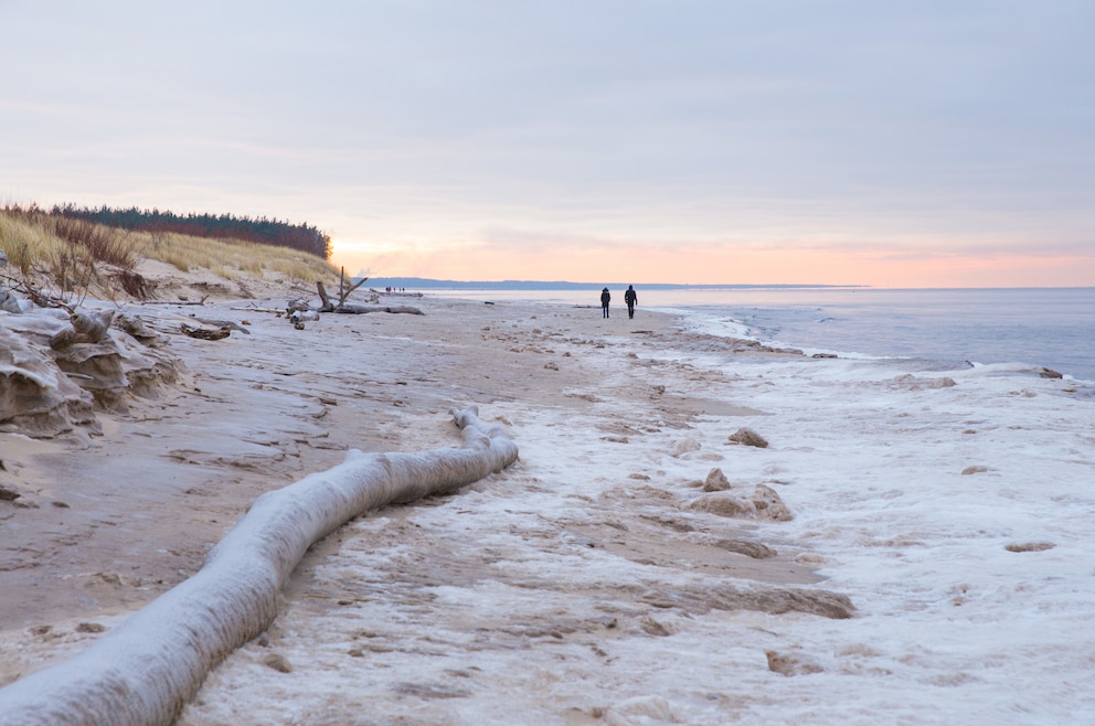 Menschen an der Ostseeküste in Lettland