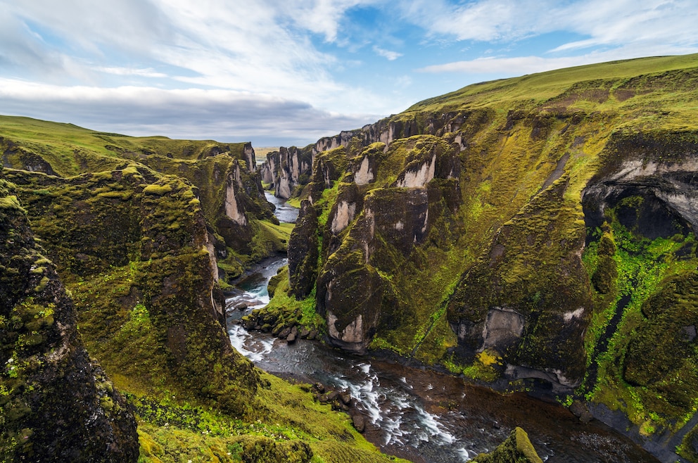 Fjaðrárgljúfur ist ein Canyon in Island