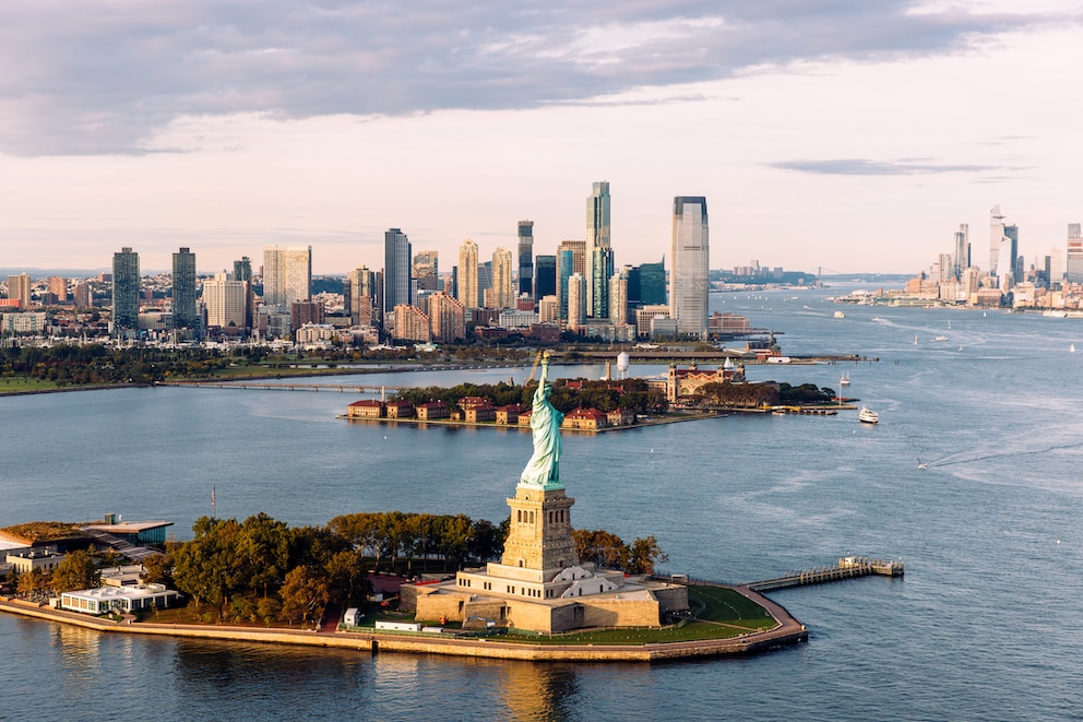 Die Liberty Island mit der Freiheitsstatue ist wohl eine der berühmtesten Inseln der USA