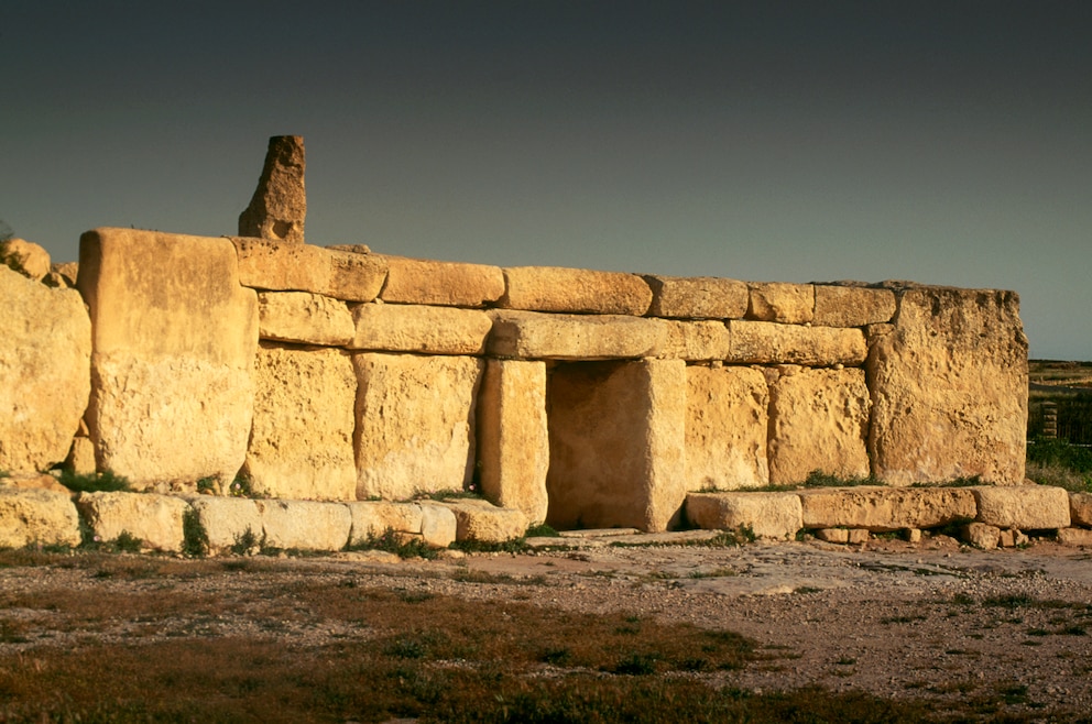 Ħaġar Qim ist eine Ausgrabungsstätte im Südwesten der Insel Malta