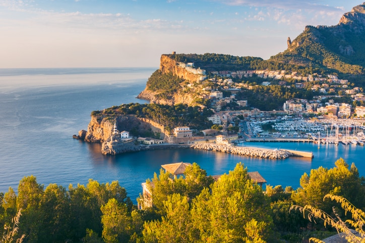 Blick auf Port de Sóller im Abendlicht