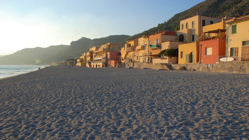Schönste Strände von Ligurien: Sandstrand des Dörfchens Varigotti