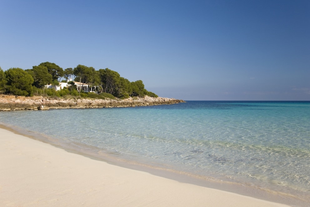 Popular with tourists, easily accessible, and idyllically located: the beach in Cala Agulla