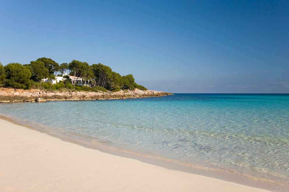 Beliebt bei Touristen, gut zu erreichen und idyllisch gelegen: der Strand in der Cala Agulla