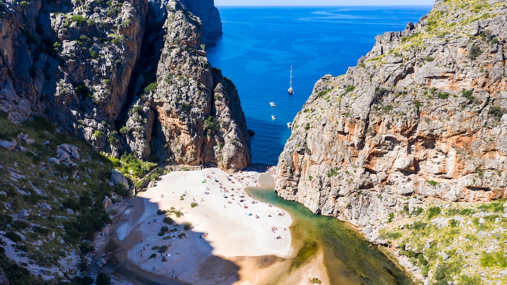 In der Cala de Sa Calobra, am Ende der Schlucht des Torrent de Pareis, liegt dieser einzigartige Strand