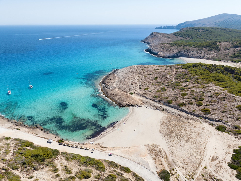 Umschlossen von Felsen und Dünnen liegt der naturbelassene und beliebte Strand Cala Torta