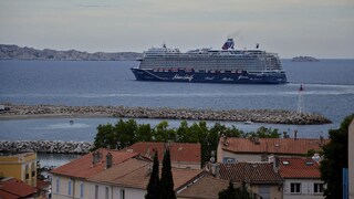 Das Kreuzfahrtschiff Mein Schiff 1 im Hafen von Marseille. Die Reederei landete im NABU-Ranking 2024 im vorderen Mittelfeld.