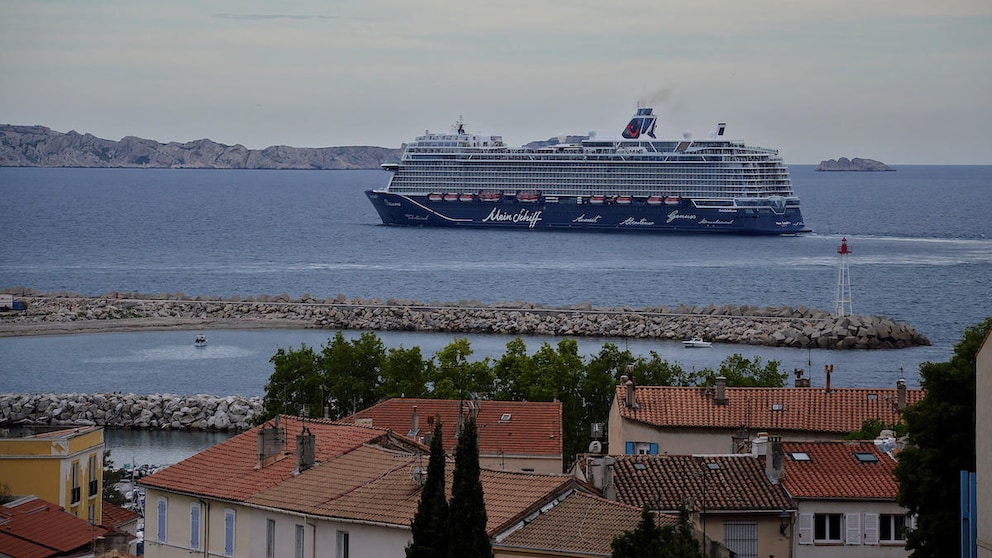 Das Kreuzfahrtschiff Mein Schiff 1 im Hafen von Marseille. Die Reederei landete im NABU-Ranking 2024 im vorderen Mittelfeld.
