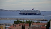 Das Kreuzfahrtschiff Mein Schiff 1 im Hafen von Marseille. Die Reederei landete im NABU-Ranking 2024 im vorderen Mittelfeld.