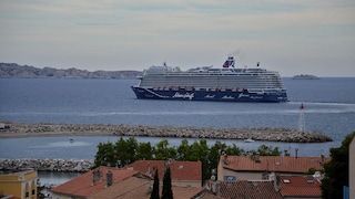 Das Kreuzfahrtschiff Mein Schiff 1 im Hafen von Marseille. Die Reederei landete im NABU-Ranking 2024 im vorderen Mittelfeld.