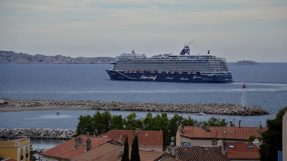 Das Kreuzfahrtschiff Mein Schiff 1 im Hafen von Marseille. Die Reederei landete im NABU-Ranking 2024 im vorderen Mittelfeld.