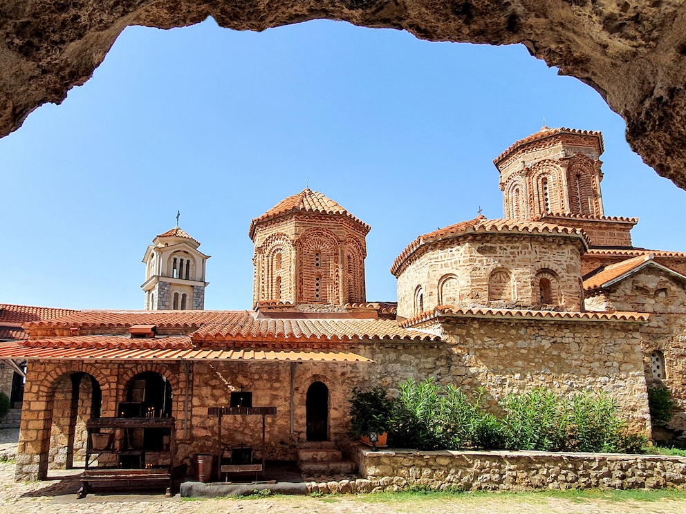 An der Quelle des Sees gelegen liegt das majestätische, orthodoxe Kloster Sveti Naum