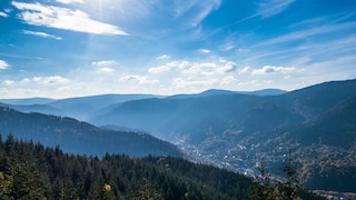 Schwarzwald: Der Panoramablick in das Murgtal ist vor allem bei klarem Himmel beeindruckend