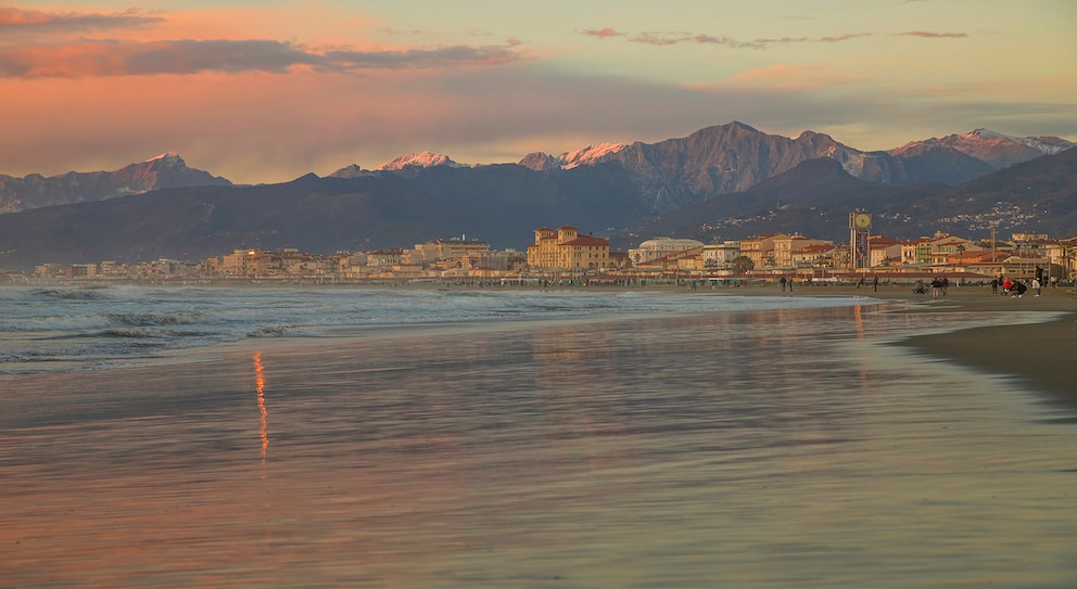 In Viareggio reiht sich ein schöner Strand an den nächsten, darunter die schönsten Strände der Toskana