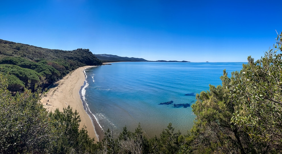 Der Strand Cala Violina befindet sich nahe der Stadt Follonica in der Provinz Grosseto und zählt zu den schönsten Stränden der Toskana