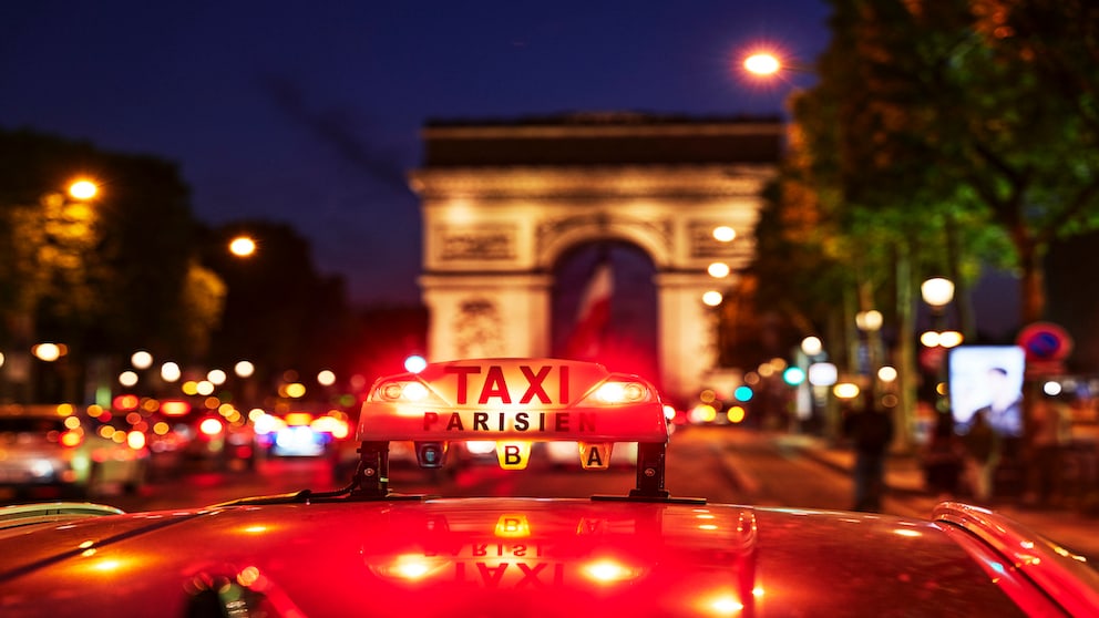 Taxi Schild rot: Sollten Sie zufällig in Deutschland ein Taxi sehen, in dem außer dem Fahrer noch weitere Personen sitzen und an dessen Schild rote LEDs blinken, rufen Sie sofort die Polizei.