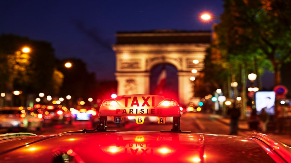 Taxi Schild rot: Sollten Sie zufällig in Deutschland ein Taxi sehen, in dem außer dem Fahrer noch weitere Personen sitzen und an dessen Schild rote LEDs blinken, rufen Sie sofort die Polizei.