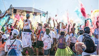 Menschenmenge in Festivalstimmung.