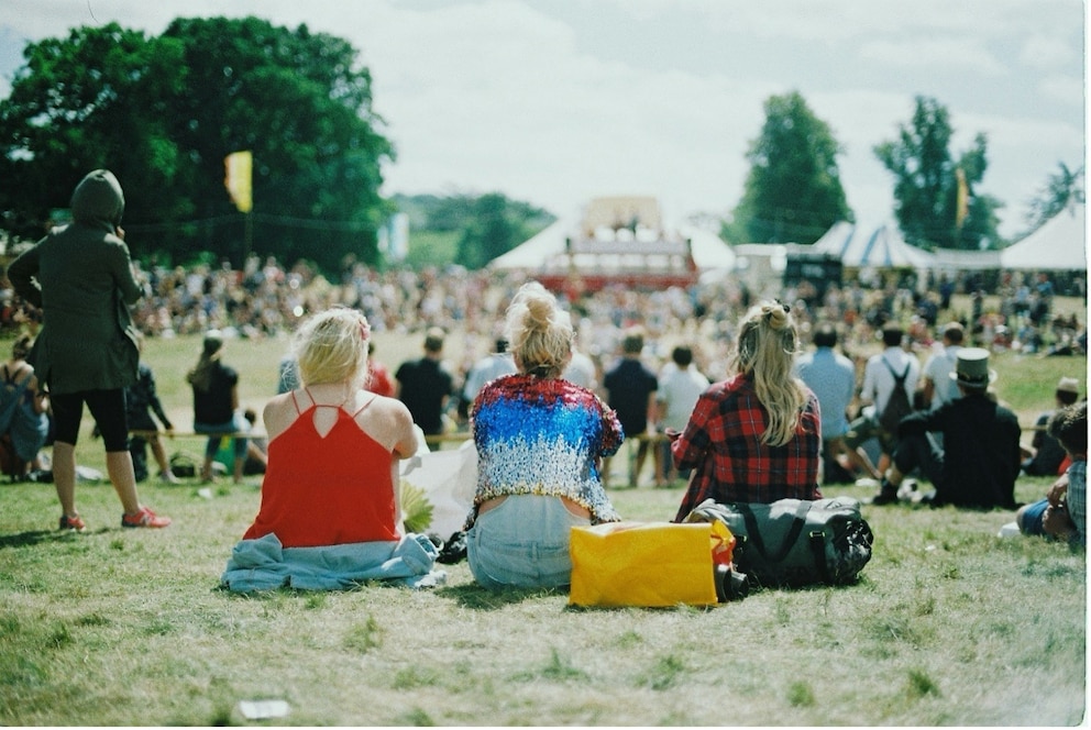 Sitzende Menschenmenge auf einem Festivalplatz.