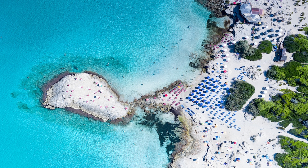 Der Strand Punta della Suina liegt südlich von Gallipoli und ist für türkisblaues Wasser bekannt, ein tolles Ziel für einen Urlaub im September