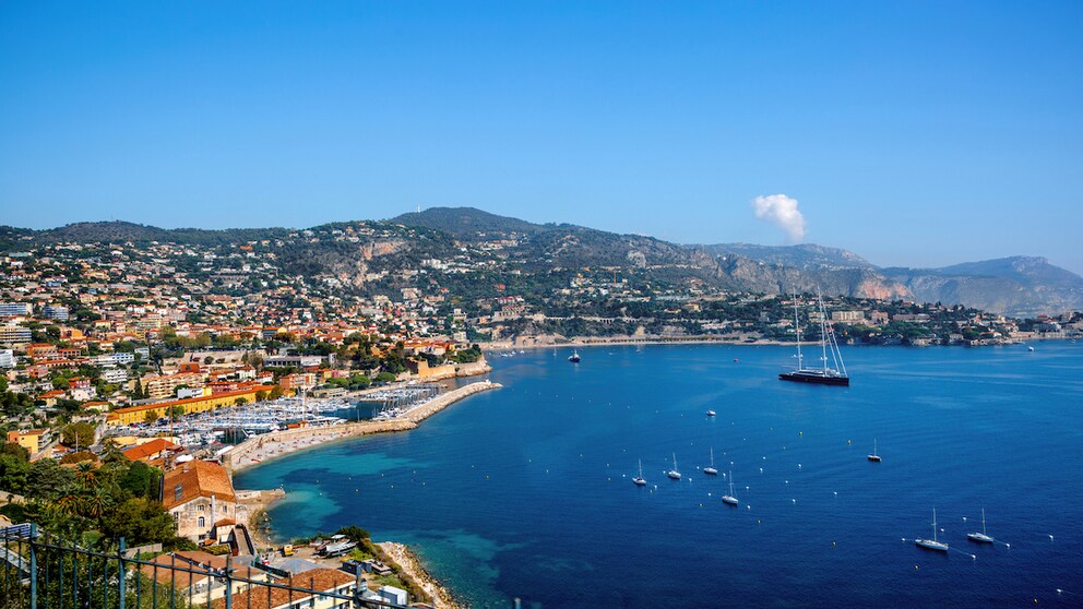 Port de Villefranche-sur-Mer liegt an der Côte d'Azur und ist ein tolles Reiseziel für einen Urlaub im September