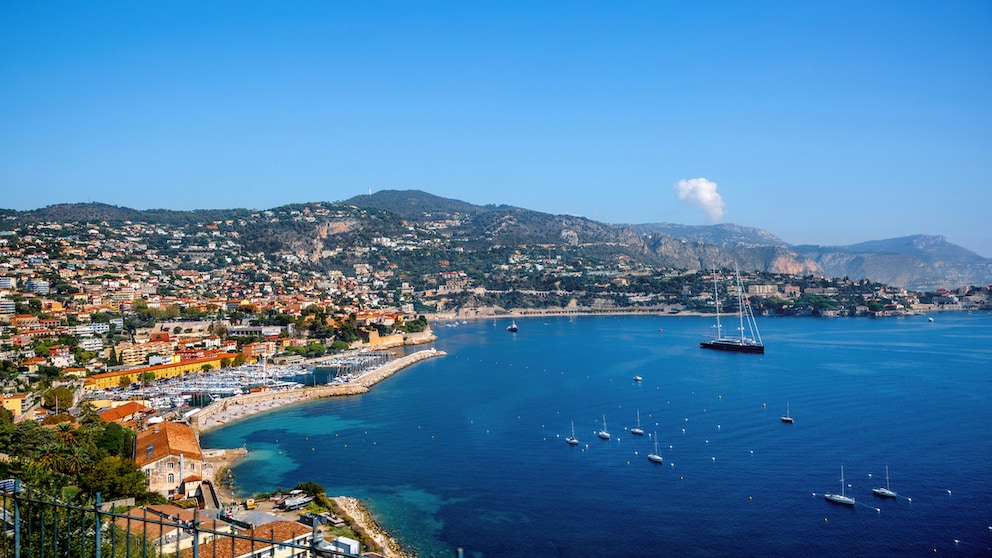 Port de Villefranche-sur-Mer liegt an der Côte d'Azur und ist ein tolles Reiseziel für einen Urlaub im September