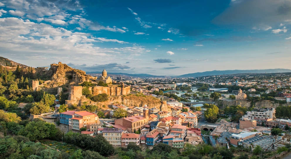Die georgische Stadt Tbilisi beeindruckt mit sagenhafter Kulisse und eignet sich perfekt für einen Urlaub im September