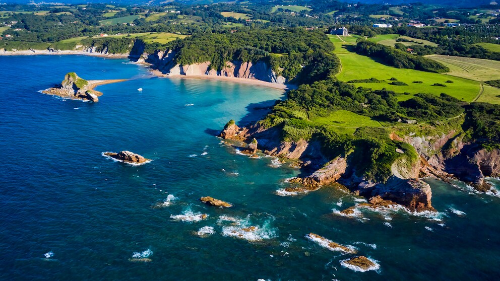 Diese Urlaubsorte in Frankreich sind noch echte Geheimtipps: Blick auf Hendaye im Baskenland