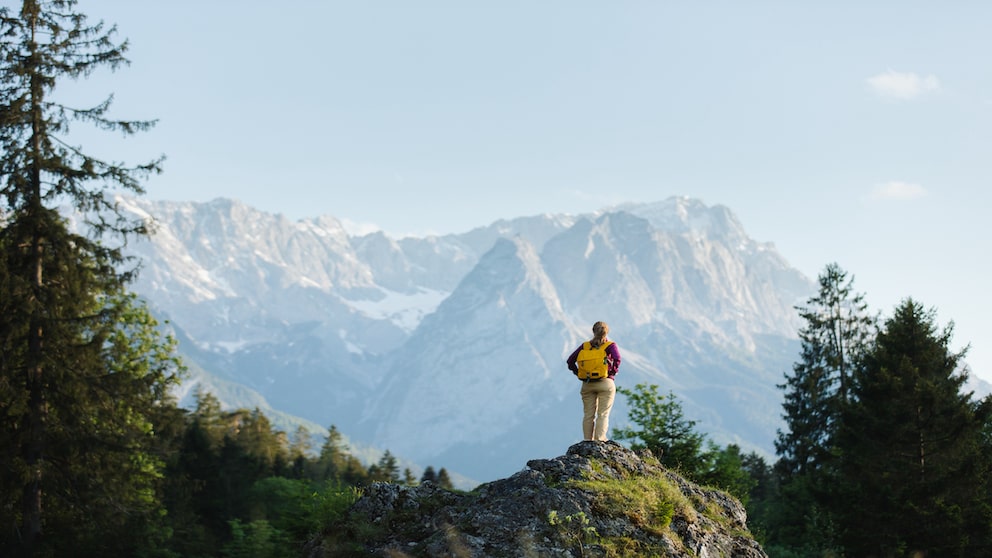 Ein Wanderurlaub in den Bergen wirkt sich kurz- und langfristig positiv auf unseren Körper aus