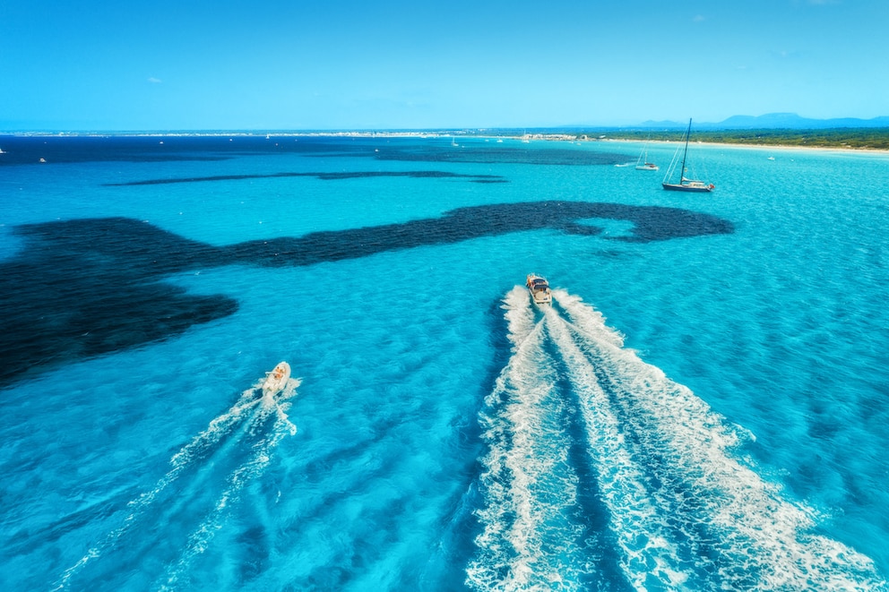 Eine Speedboot-Fahrt kann auf Mallorca für Abkühlung sorgen