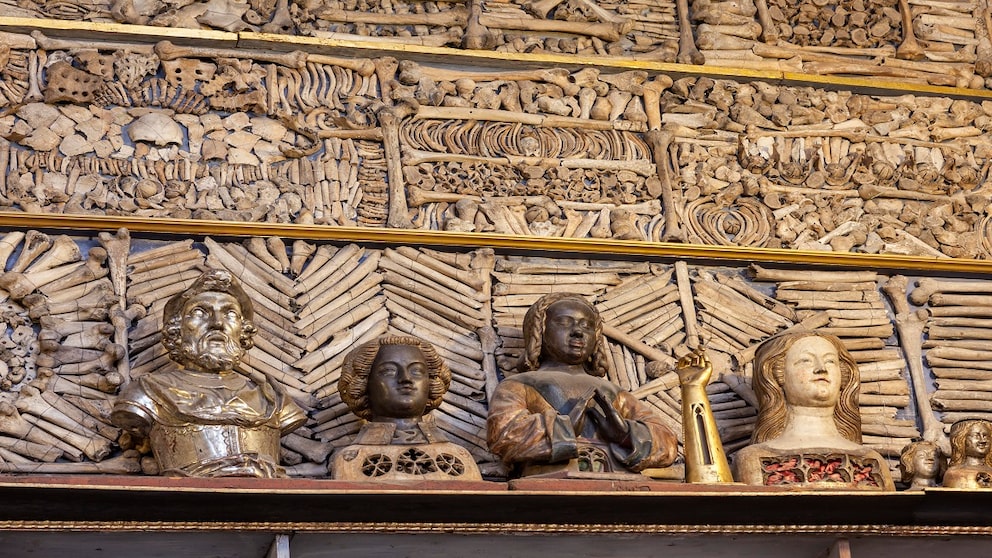 Die sogenannte „Goldene Kammer“ in der Kölner Basilika St.Ursula ist eine der wichtigsten Reliquiensammlungen der Welt. Hier werden Knochen aufbewahrt, die man der Schutzpatronin der Stadt und ihren Jüngerinnen zuschreibt.